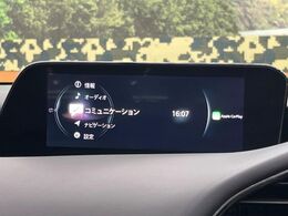 【8.8インチマツダコネクト】車内の雰囲気にマッチした大型のディスプレイ。スマホ接続でのナビ使用やBluetooth再生等、様々な機能が楽しめます。直感的なダイヤル操作が可能で、使い勝手も良好です。