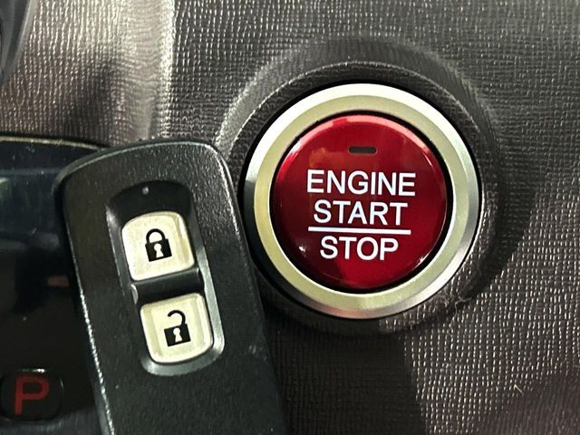 【Hondaスマートキー】カバンやポケットに入れたままでもドアの施錠・解錠が可能なスマートキーを装備。エンジンのオン・オフ時もカギを取り出す必要が無いからとっても便利です♪