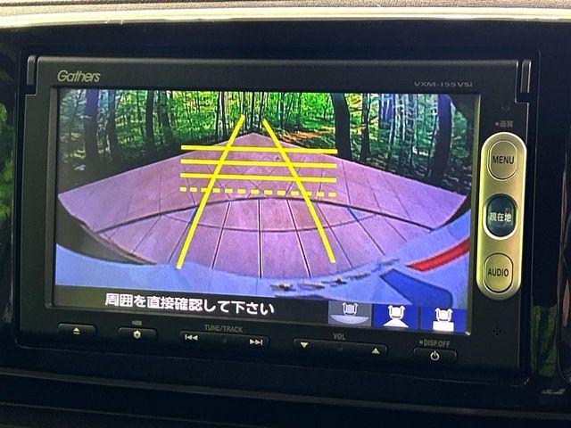 【バックカメラ】駐車時に後方がリアルタイム映像で確認できます。大型商業施設や立体駐車場での駐車時や、夜間のバック時に大活躍！運転スキルに関わらず、今や必須となった装備のひとつです！