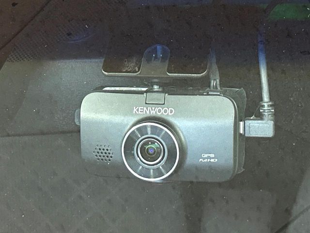 【ドライブレコーダー】安心・安全なカーライフに必須のドライブレコーダーを装備！走行中はもちろん、あおり運転や事故に遭遇した際の状況も映像で記録し、万一のリスクに備えます。