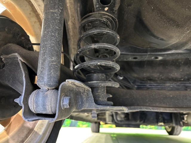 お車を安心してお乗りいただく為には、足回りの定期点検が欠かせません。サービスサポート（有償保証）では無料点検もご提供しており、安心のカーライフをお過ごしいただけるサポート体制が整っています。