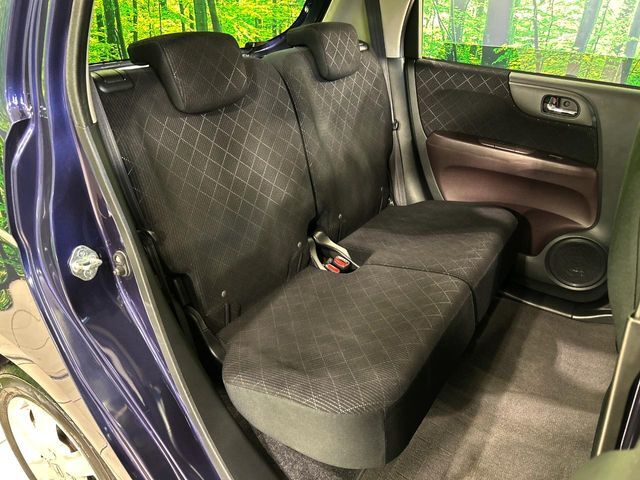 後部座席も気になるようなキズ・汚れやへたり等、大きなダメージはなく、良好な状態です。