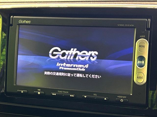 【純正ナビ】人気の純正ナビを装備しております。ナビの使いやすさはもちろん、オーディオ機能も充実！キャンプや旅行はもちろん、通勤や買い物など普段のドライブも楽しくなるはず♪