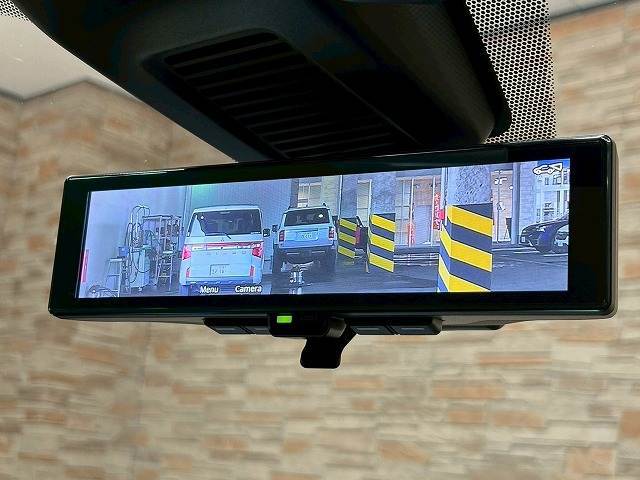 【デジタルインナーミラー】を搭載しております。車両後方のカメラ映像をミラー面に映し出すので、車内の状況や、天候などに影響されずいつでもクリアな後方視界が得られます。