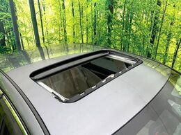 【サンルーフ】開放感たっぷりの希少装備、サンルーフが装着されています！車内に明かりを取り入れたり景色を楽しむ以外にも、車内の空気も簡単に換気できて快適です！