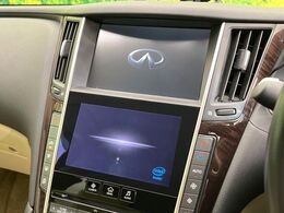 【メーカー純正ナビ】インテリアに溶け込むスタイリッシュな「専用設計」メーカーナビを装備♪視認性や操作性など基本性能にも優れ、より上質なカーライフをお楽しみいただけます。