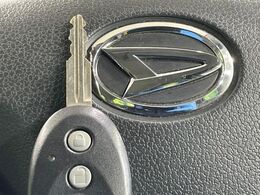 【キーレス】少し離れた場所からでもボタン一つでドアの開錠・施錠ができるのでとっても便利！ドアの鍵穴周りに傷をつけることもありません