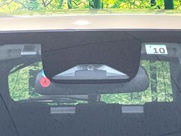 【ホンダセンシング】走行中に前方の車両等を認識し、衝突しそうな時は警報とブレーキで衝突回避と被害軽減をアシスト。より安全にドライブをお楽しみいただけます。