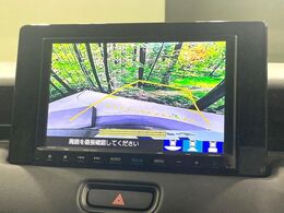 【バックカメラ】駐車時に後方がリアルタイム映像で確認できます。大型商業施設や立体駐車場での駐車時や、夜間のバック時に大活躍！運転スキルに関わらず、今や必須となった装備のひとつです！