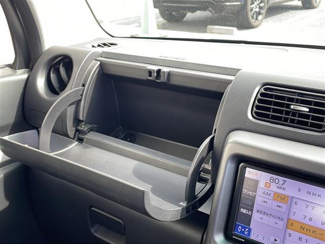 【グローブボックス】車検証ケースや、日頃使う小物類の収納に便利ですね！