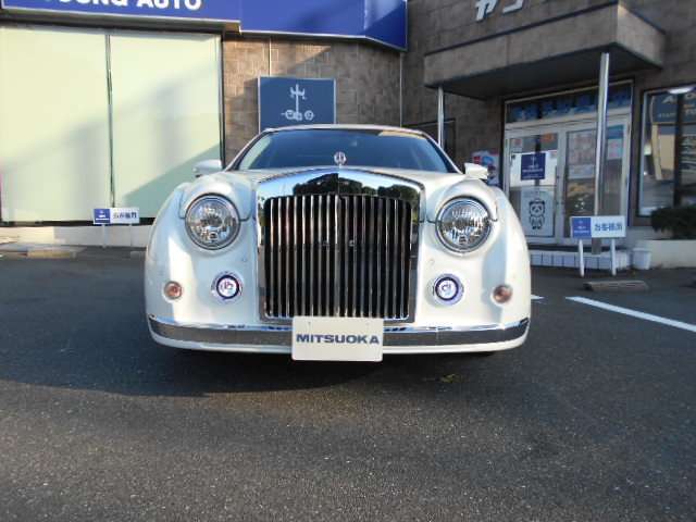 光岡メイクアップ車両です。オプショングリルマスコット装着車です