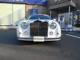 光岡メイクアップ車両です。オプショングリルマスコット装着車です