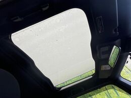 【ガラスルーフ】ガラスルーフ搭載で車内の解放感が一気にアップ！開放的なドライブをお楽しみいただけます。