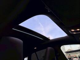 開放感あふれるドライブをお楽しみいただけるサンルーフを装備。天気の良い日にサンルーフを開けると気分が高まりますね！