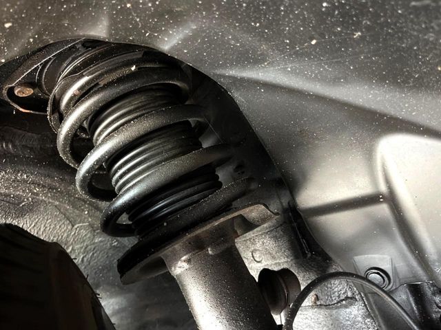 お車を安心してお乗りいただく為には、足回りの定期点検が欠かせません。サービスサポート（有償保証）では無料点検もご提供しており、安心のカーライフをお過ごしいただけるサポート体制が整っています。