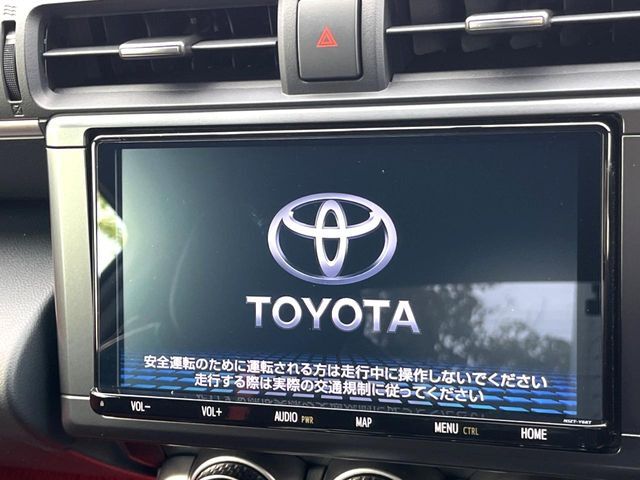 【純正ナビ】人気の純正ナビを装備。オーディオ機能も充実しており、Bluetooth接続すればお持ちのスマホやMP3プレイヤーの音楽を再生可能！毎日の運転がさらに楽しくなります！！