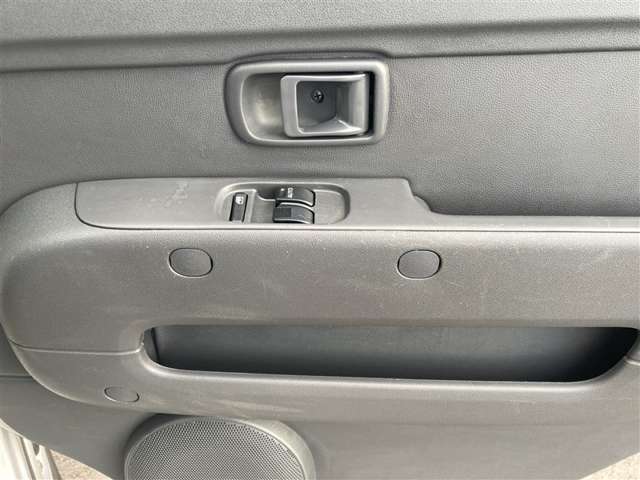 弊社では店頭でお車をご確認の上、近隣県にお住まいの方にのみの販売に限らせて頂いております。お客様をお待たせしないよう、ご来店前にお電話をいただけると幸いです。