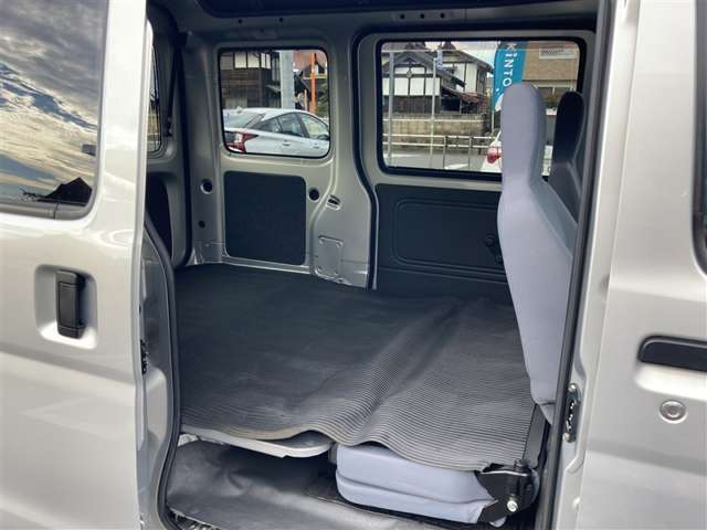 クリーニング専用工場にて　外装・内装・エンジンルーム・タイヤ周りまで徹底クリーニングしています。綺麗な車で素敵なカーライフを♪