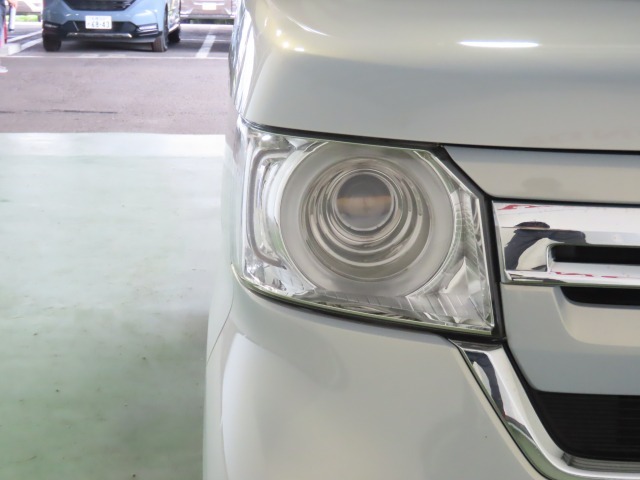 LEDヘッドライトは、点灯の瞬間から最大光量を発揮し、突然暗くなるトンネルなどでの安定感を高めます。