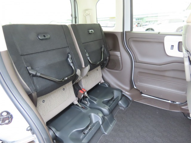 リアシートの座面をはねあげれば、横倒し出来ない背の高い荷物も載せられます。多彩なシートアレンジ！