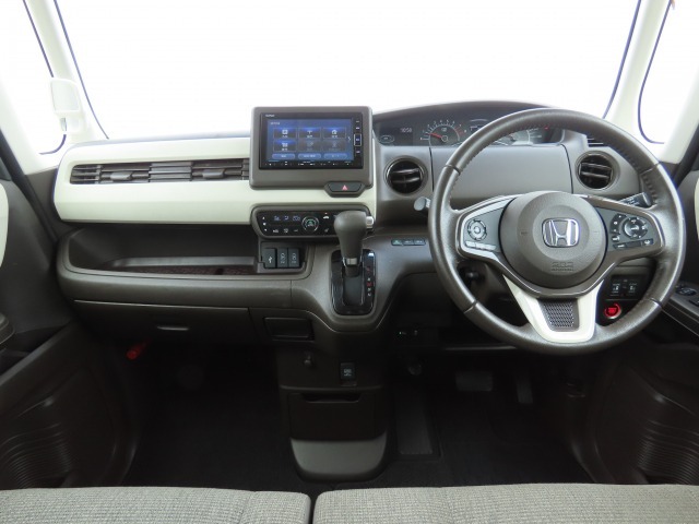 インパネシフトで足元スッキリ！運転席もゆったりしているのでゆとりを持って運転できます。