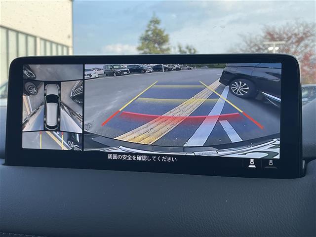 【アラウンドビューモニター＆バックモニター】車両の全方位と後方のカメラ映像を映し出すので車内の状況や悪天候などに影響されずいつでもクリアな視界が得られます。