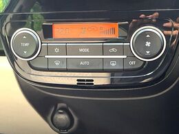 【オートエアコン】一度お好みの温度に設定すれば、車内の温度を検知し風量や温度を自動で調整。暑い…寒い…と何度もスイッチ操作をする必要はありません。快適な車内空間には必須の機能ですね♪