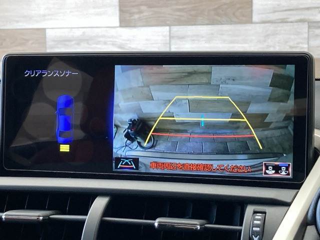 【純正10.3インチナビ】FM・AMラジオやブルートゥース接続など多彩な機能を併せ持っており、インパネ周りがすっきりしてますね！追加オプションでナビ機能やフルセグTV、DVD再生なども可能です。