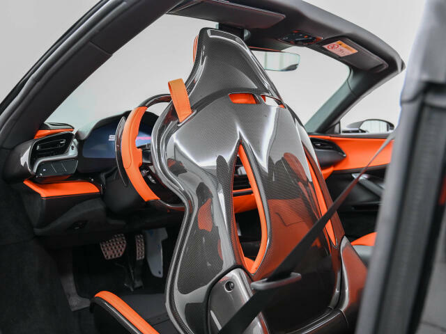 カーボンレーシングシートでございます。強靭なカーボン繊維が使用され、サーキット走行時でもシート自体が動くことなく、ドライビングに集中出来るようになっております。