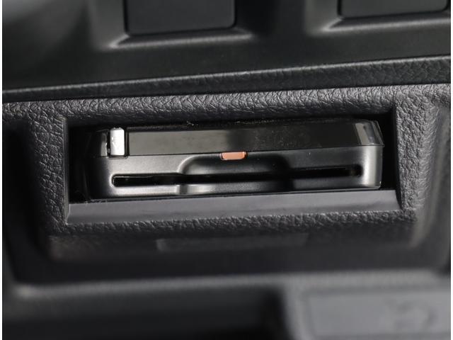 オプションのビルトインカバーで運転席右側にすっきり収納されております！