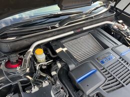 【STIタワーバー】お車の剛性を高めるタワーバーを装備。よりスムーズなコーナリング走行が可能となり、走りも楽しめます。