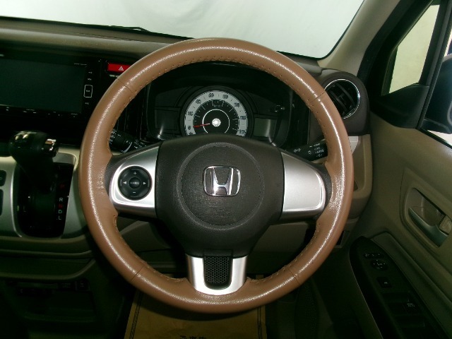 ステアリングスイッチでオーディオ各種操作が可能で、運転に集中できます。安心・安全・快適なドライブをお楽しみいただけます。
