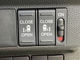 【両側パワースライドドア】スマートキーや運転席のスイッチで後席両側スライドドアの開閉が可能♪電動だから力を入れてドアを開ける必要が無く、小さなお子様でも簡単に開け閉めでき快適です♪