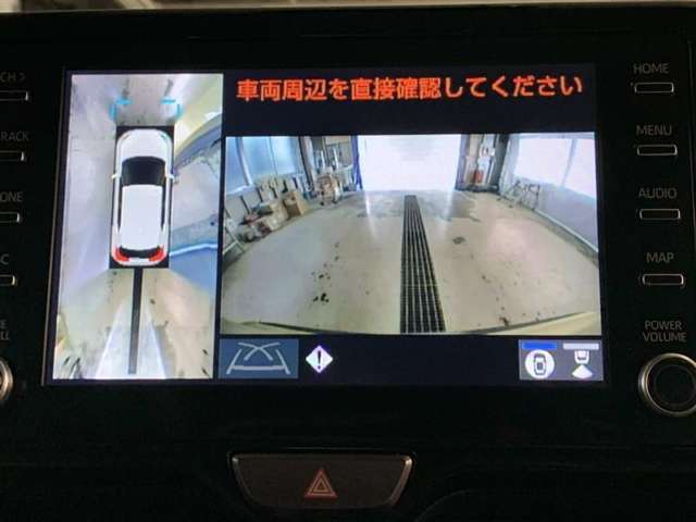 車庫入れの苦手な方にバック時のサポートバックモニター、パノラミックビューモニター付き。※カメラが映し出す範囲は限られています。必ず車両周辺の安全を直接確認してください。