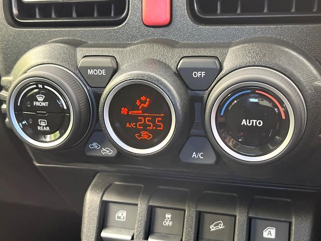 【オートエアコン】一度お好みの温度に設定すれば、車内の温度を検知し風量や温度を自動で調整。暑い…寒い…と何度もスイッチ操作をする必要はありません。快適な車内空間には必須の機能ですね♪