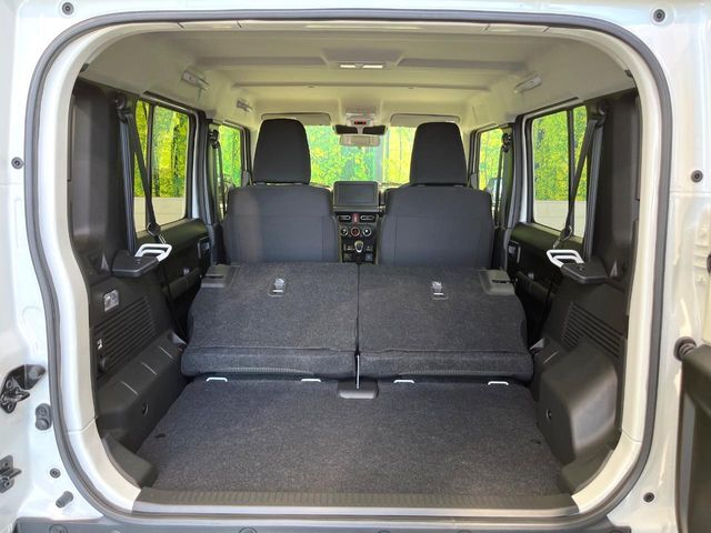 普段のお買い物や通勤、送迎等に十分な荷室スペースを確保しております。セカンドシートを倒すと、大きな荷物の積載も可能です♪