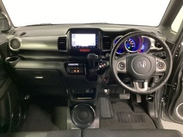 車内は光触媒抗菌消臭施工済です。インパネ周りはスタイリッシュなデザインです。グローブボックスやカップホルダーのほかにトレーなどたくさんの収納スペースが付いています。