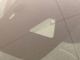 【スマートブレーキサポート】走行中に前方の車両等を認識し、衝突しそうな時は警報とブレーキで衝突回避と被害軽減をアシスト。より安全にドライブをお楽しみいただけます。