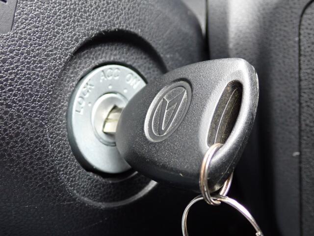 エンジン始動は、キーを差し込むタイプです。