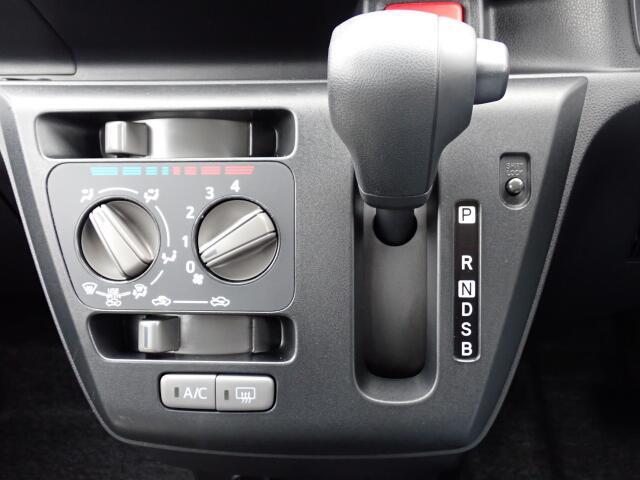 シフトとエアコンです。ダイヤル式のマニュアルエアコンになります。シンプルで使いやすい！