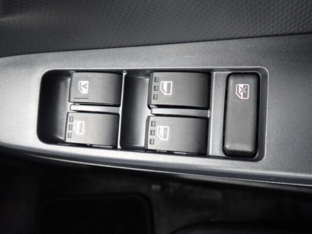 窓の開閉は電動（パワーウィンド）になりますので、便利ですよね。