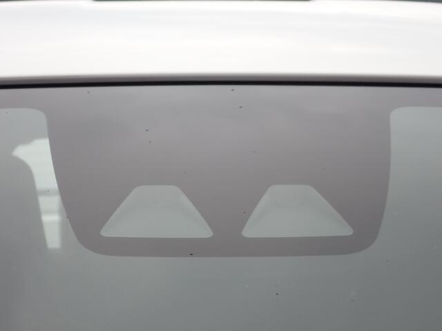 フロントカメラで前方の車両や歩行者等を検知。衝突しそうな時は衝突回避軽減ブレーキが作動、衝突回避をサポート。