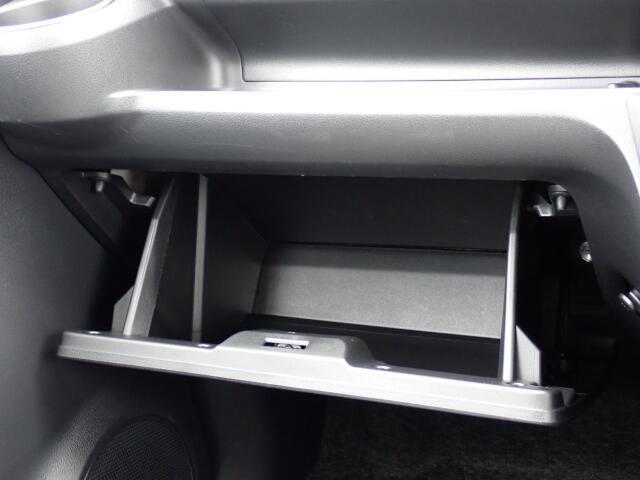 収納たっぷりグローブボックス。