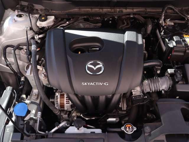 「SKYACTIV-G（ガソリン）」は、規格外の高圧縮を実現し、世界のエンジン技術者に驚きを与えました。さらに、それを維持したままノッキングの発生を抑え、熱効率を向上、走りにも寄与したエンジンです。