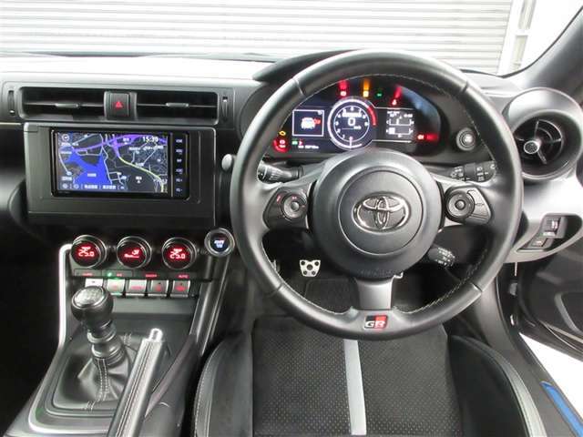 運転席はその車の重要ポイント。ぜひ実際にご乗車ください。お待ちしてます。