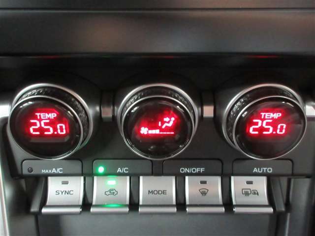 オートエアコン装備で快適な空調を保ちます。
