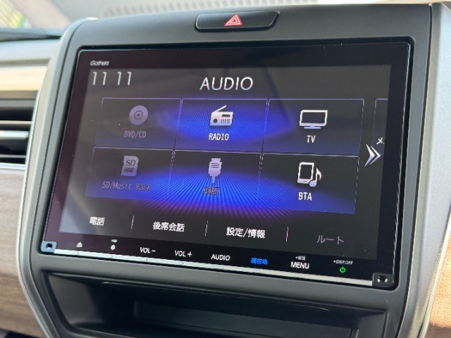 ナビはタッチパネル式で簡単操作。オーディオもCD・DVDどちらも楽しめます。お好きな音楽を聞きながらドライブをお楽しみ下さい。