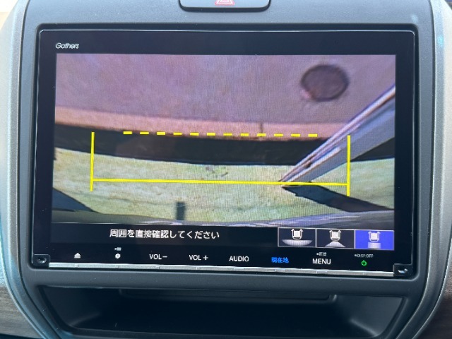 後退時に車両の後ろ側をモニター画面に表示します。車庫入れなどでバックする際に後方確認ができて便利です。車庫入れが苦手な人もこれで安心。