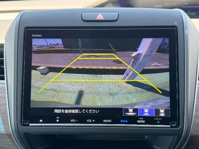 後退時に車両の後ろ側をモニター画面に表示します。車庫入れなどでバックする際に後方確認ができて便利です。車庫入れが苦手な人もこれで安心。