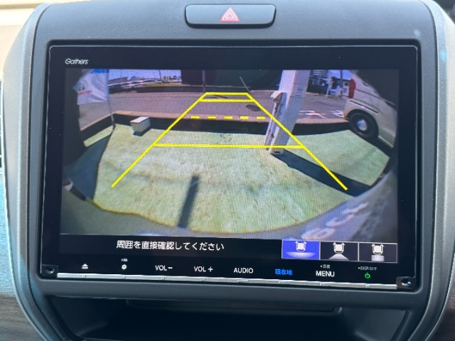 後退時に車両の後ろ側をモニター画面に表示します。車庫入れなどでバックする際に後方確認ができて便利です。車庫入れが苦手な人もこれで安心。